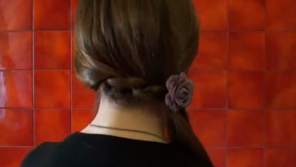 Acconciature veloci in 10 minuti, il video tutorial per un hairstyle perfetto per una serata romantica