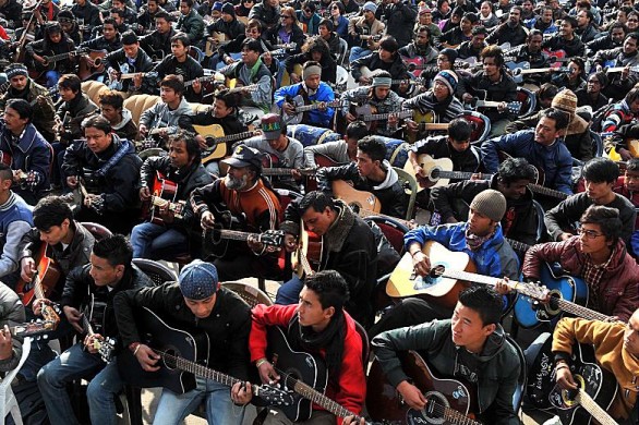 India: 600 chitarristi suonano Imagine per vittima stupro