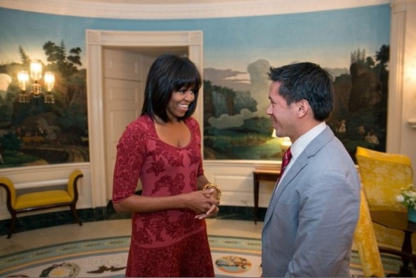 Michelle Obama debutta su Twitter con caschetto e frangetta