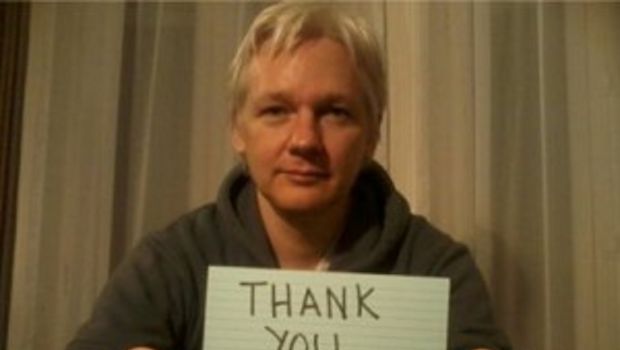 Julian Assange foto dall&#8217;ambasciata dell&#8217;Ecuador per una peculiare performance artistica