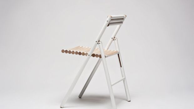 Steel Chair la sedia pieghevole da vecchi manici di scopa per un nuovo design del riciclo