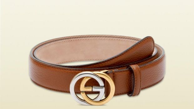 Cintura Gucci con fibbia bicolore in bella evidenza