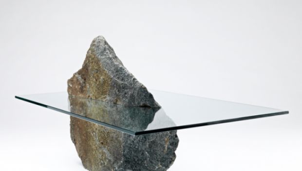 I tavolini in vetro della collezione Archipelago in equilibrio con la roccia