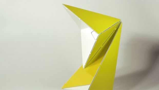 La lampada da tavolo di Mirco Kirsch che si piega come un origami