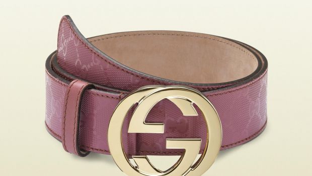 Gucci firma una borsa di lusso in pelle rosa scuro con fibbia doppia
