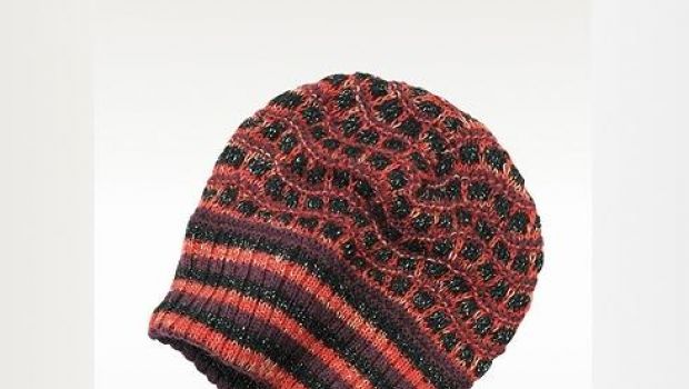 Missoni firma un cappello in lana rossa, nera e lurex