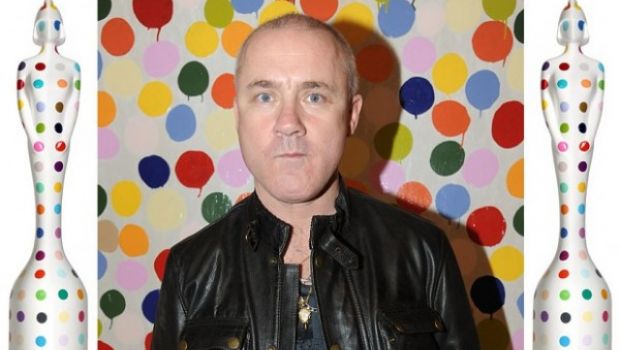 Damien Hirst disegna a pois la statua dei Brit Awards