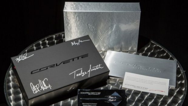 Asta benefica per il primo press kit della Corvette Stingray