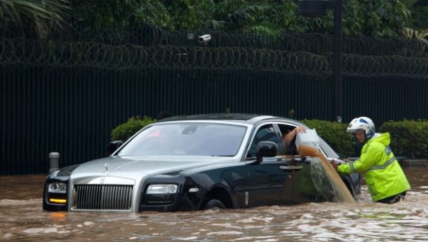 Rolls Royce Ghost sommersa nelle acque di Jakarta