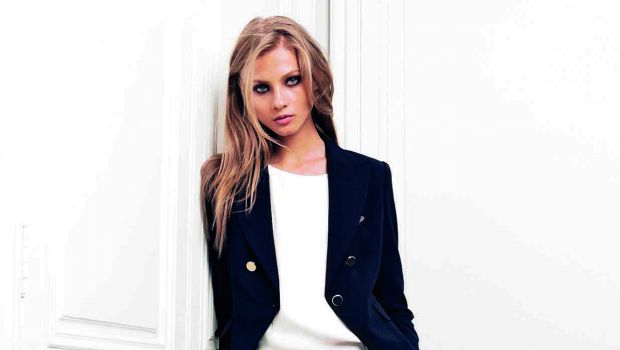 Tendenze moda inverno 2012: Anna Selezneva interpreta la moda di Mango, video e foto