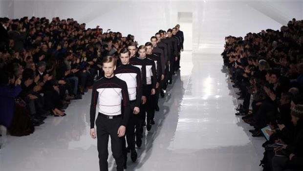 Sfilate moda uomo 2013 Parigi: l&#8217;eleganza futurista e minimal di Dior Homme, le foto