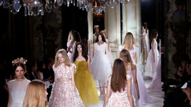 Parigi sfilate Haute Couture: la principessa moderna di Giambattista Valli, le foto