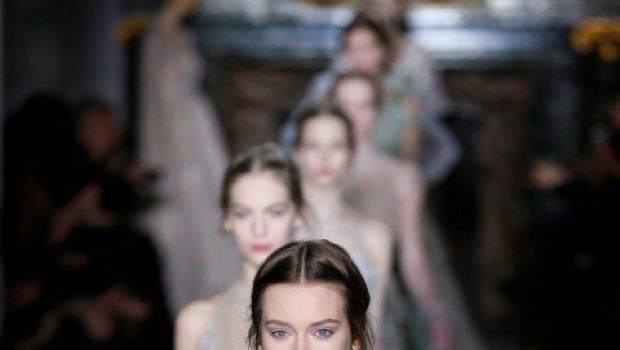 Parigi sfilate Haute Couture: il Rinascimento botticelliano di Valentino, sfila la S/S 2013