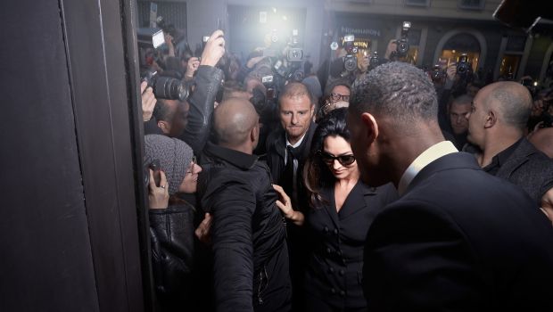 Monica Bellucci da Dolce &#038; Gabbana a Milano: folla di fans per incontrare l&#8217;attrice