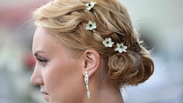 Acconciature sposa con capelli raccolti romantiche e chic