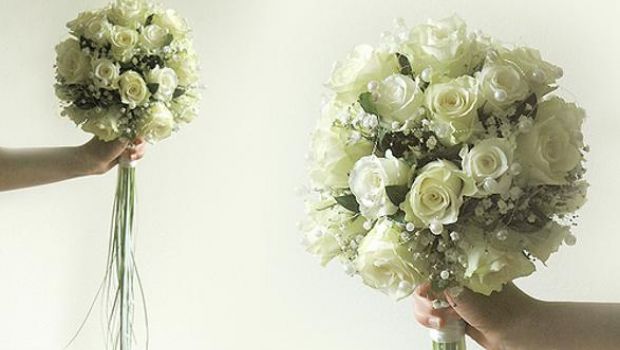 I bouquet da sposa con le rose bianche romantici e teneri