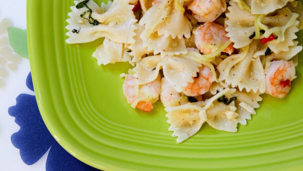 La pasta con gamberi e zucchine, un primo piatto leggero