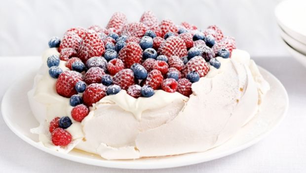 La ricetta della pavlova classica per stupire gli ospiti