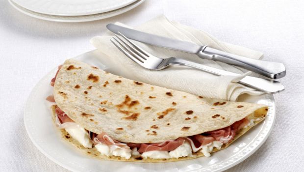 La ricetta della piadina romagnola originale per una cena sana e veloce