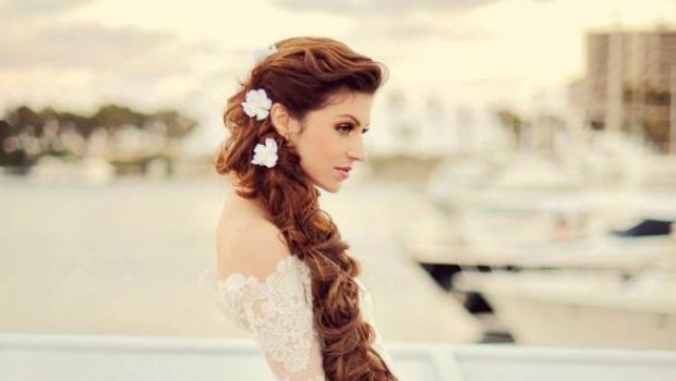 Acconciature per sposa con i capelli semiraccolti molto romantiche