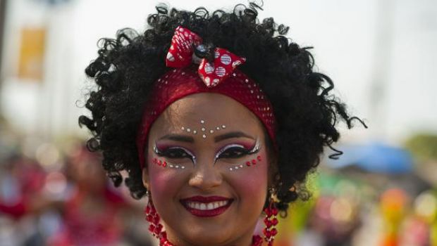 I trucchi per carnevale semplici, luminosi e colorati