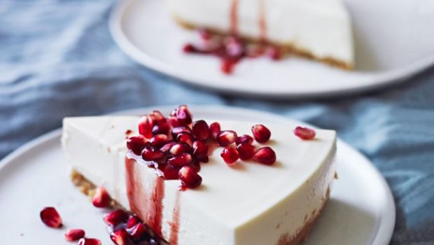 La ricetta della torta allo yogurt fredda con frutta di stagione