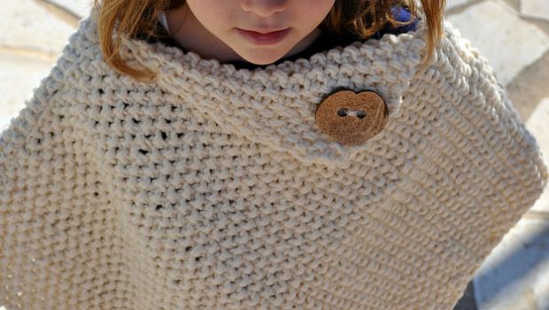 Schema per un poncho a maglia per bambina facile e veloce