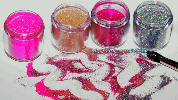 Come utilizzare correttamente le polveri glitter per il make up