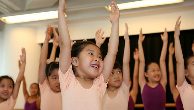 Esercizi di stretching alle spalle da fare durante la giornata