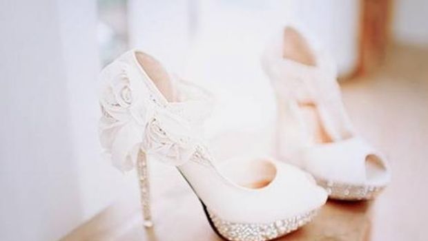 Le scarpe bianche da sposa, prezzi e modelli più chic