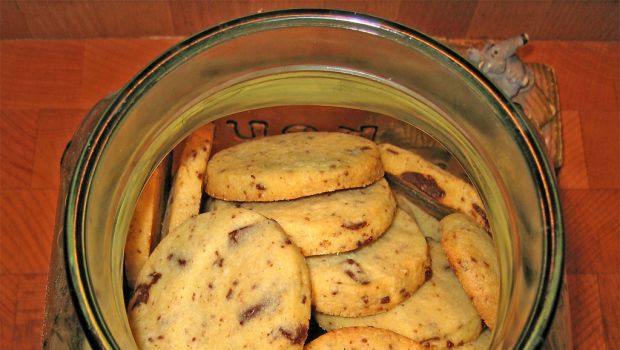 La ricetta facile e veloce dei biscotti al burro con gocce di cioccolato