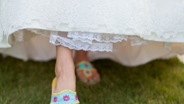 I sandali da sposa senza tacco perfetti con abiti sobri