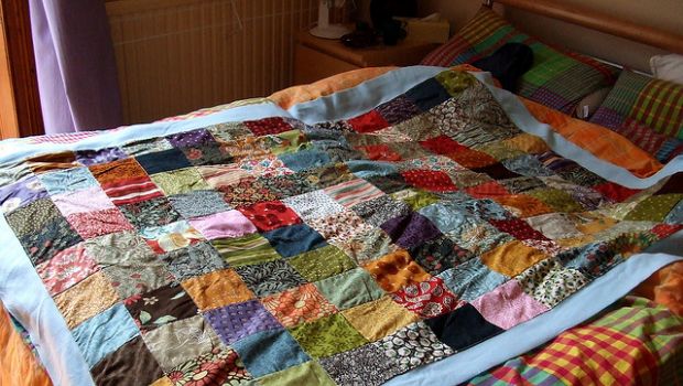 Come fare un copriletto patchwork utilizzando le sagome di cartone