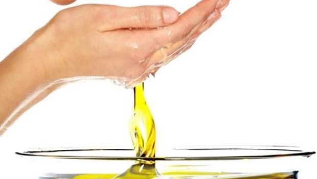 Le proprietà dell&#8217;olio di semi di lino per curare capelli e pelle