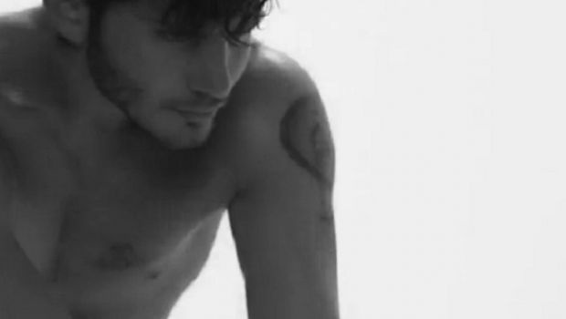 Stefano De Martino senza veli nel video di lancio del suo canale Yotube ufficiale