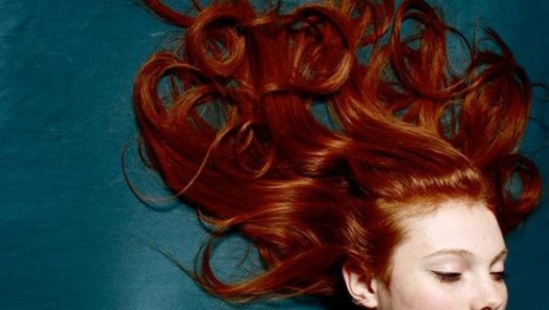 Le cure per i capelli rossi tinti e naturali