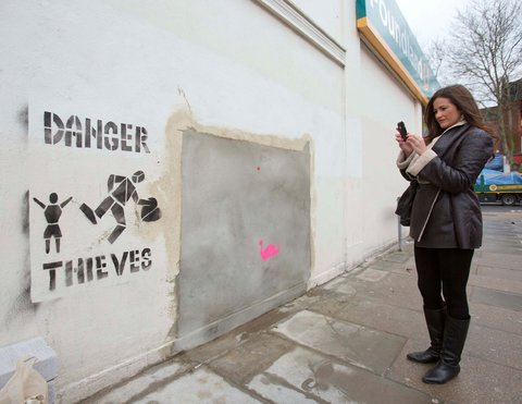 Là dove c’era un Banksy ora c’è… nuovo intonaco