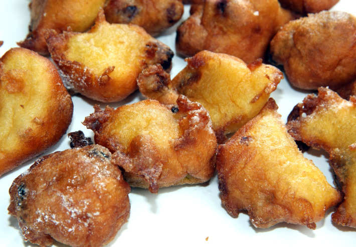 Le golose frittelle di Carnevale con uvetta