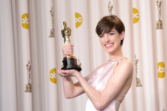 Anne Hathaway chiede scusa a Valentino per aver preferito Prada agli Oscar 2013