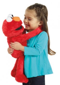Big Hugs Elmo al New York Toy Fair 2013