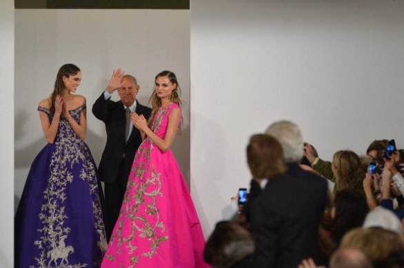 La collezione di Oscar de la Renta autunno-inverno 2013-2014 a New York con il colore e lo stile di John Galliano