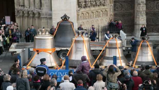 Le nuove campane di Notre Dame de Paris sfilano per raggiungere la cattedrale