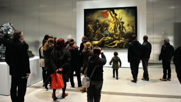 La libertà che guida il popolo di Delacroix vandalizzata al Louvre Lens