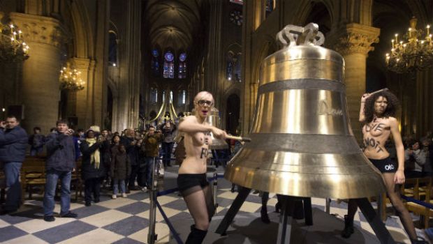 Le Femen a Notre-Dame per festeggire le dimissioni di Benedetto XVI° e la legge sui matrimoni per tutti