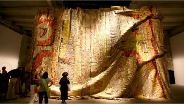 Gli arazzi di El Anatsui: la passione per i materiali e per le tradizioni dell&#8217;Africa