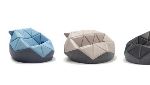 La poltrona beanbag di Antoinette Bader con inserti geometrici e flessibili
