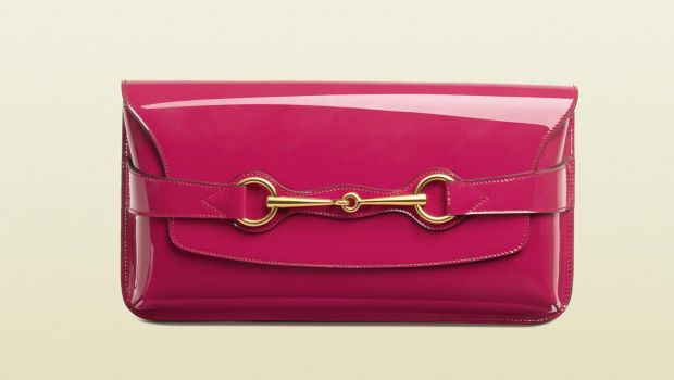 Gucci firma una pochette di lusso in vernice rosa shocking