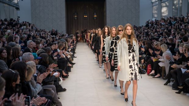 London Fashion Week 2013: il trench kisses di Burberry Prorsum, foto sfilata e celebrities