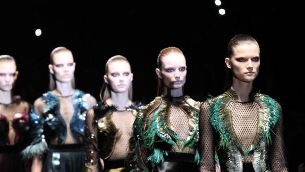 Sfilate Milano Moda Donna 2013: il noir fetish della donna Gucci, le foto della collezione invernale