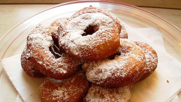 Come fare le ciambelle di carnevale croccanti e sfiziose